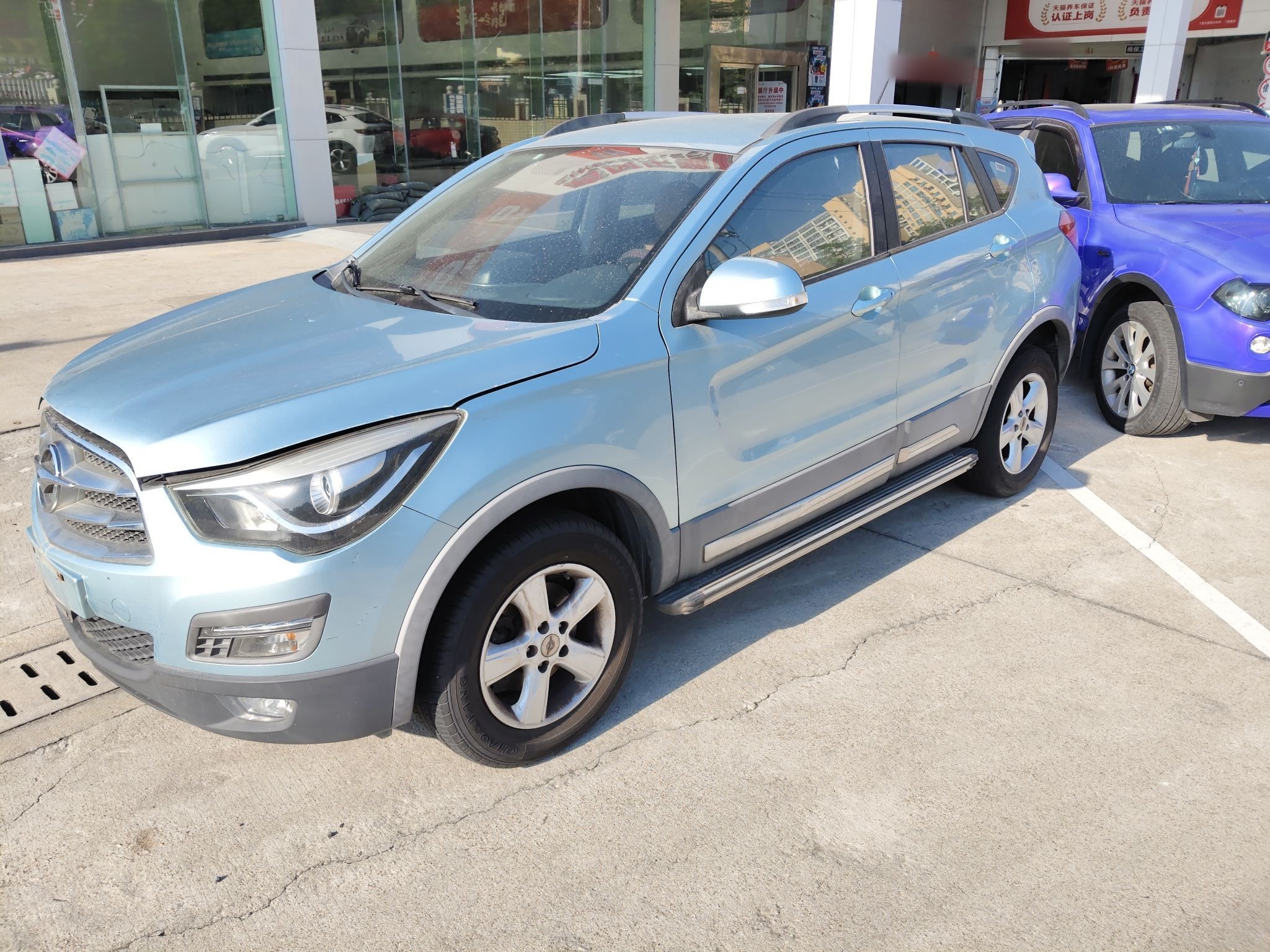 Под передней частью автомобиля