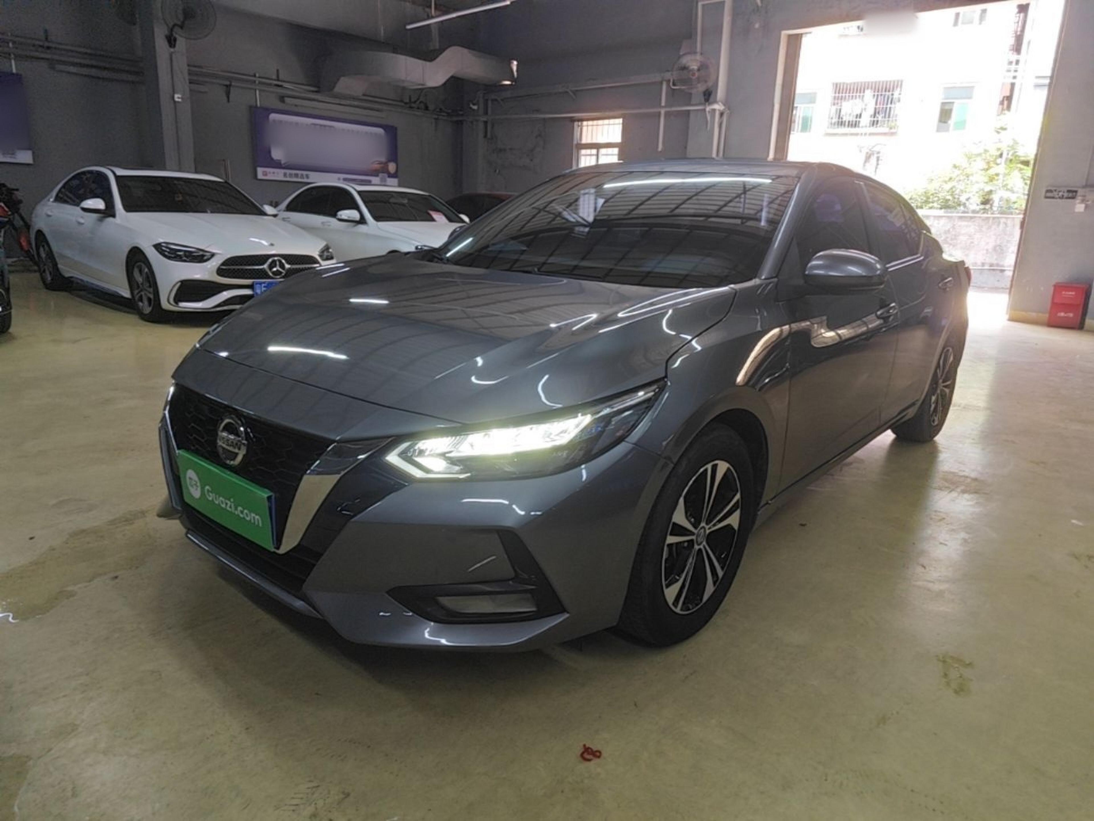 Под передней частью автомобиля