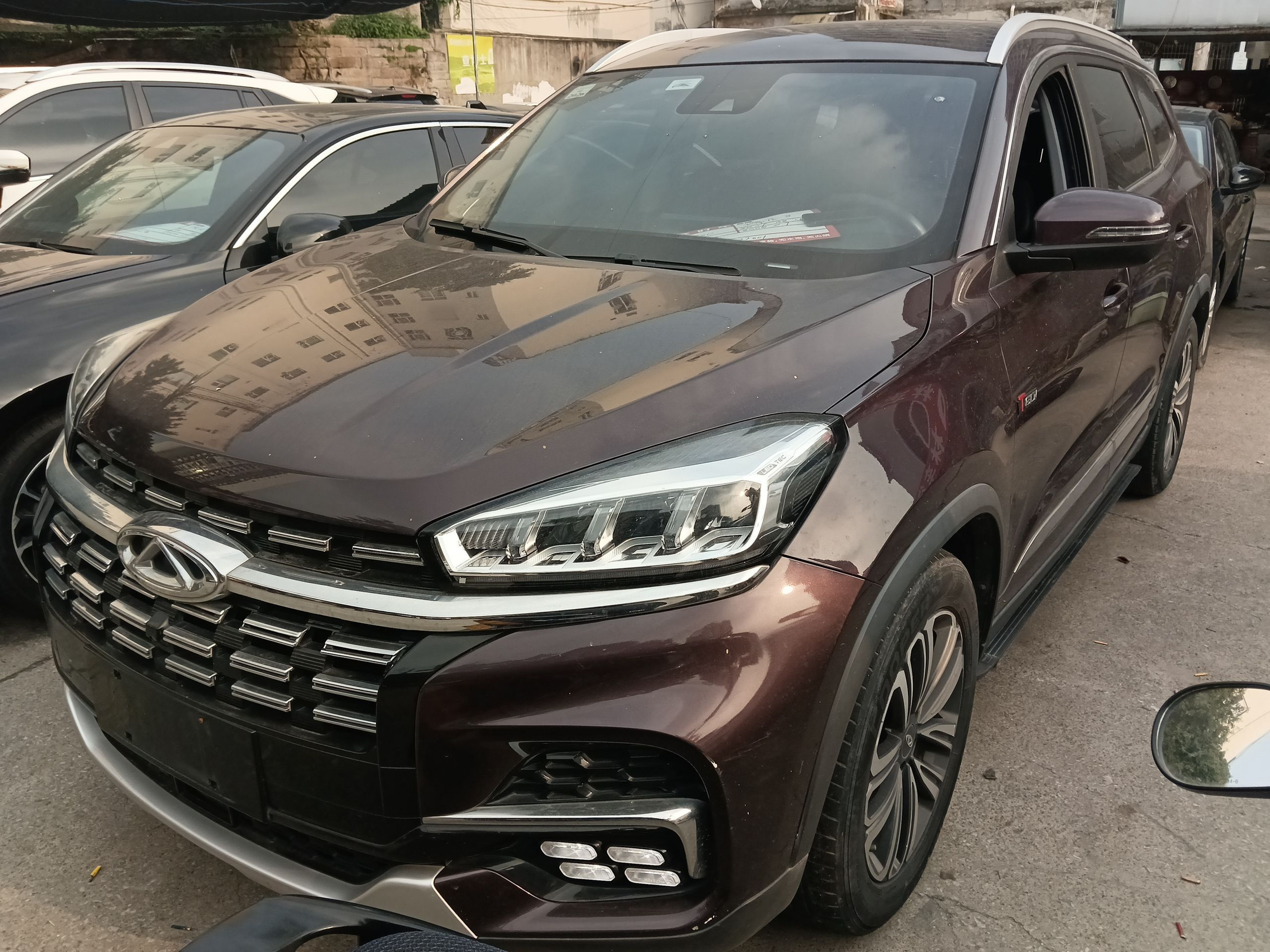 Под передней частью автомобиля