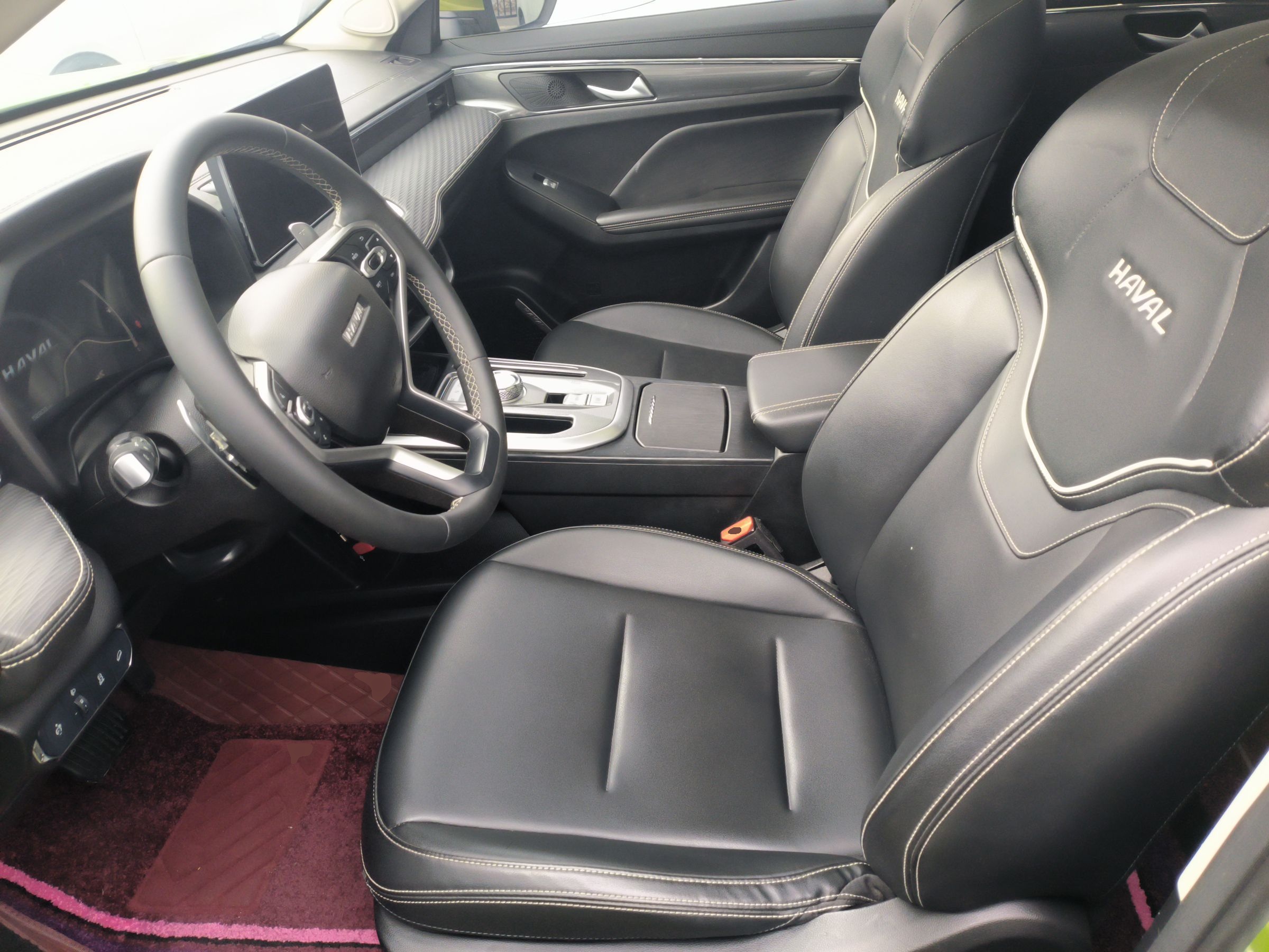 المقاعد الأمامية داخل السيارة