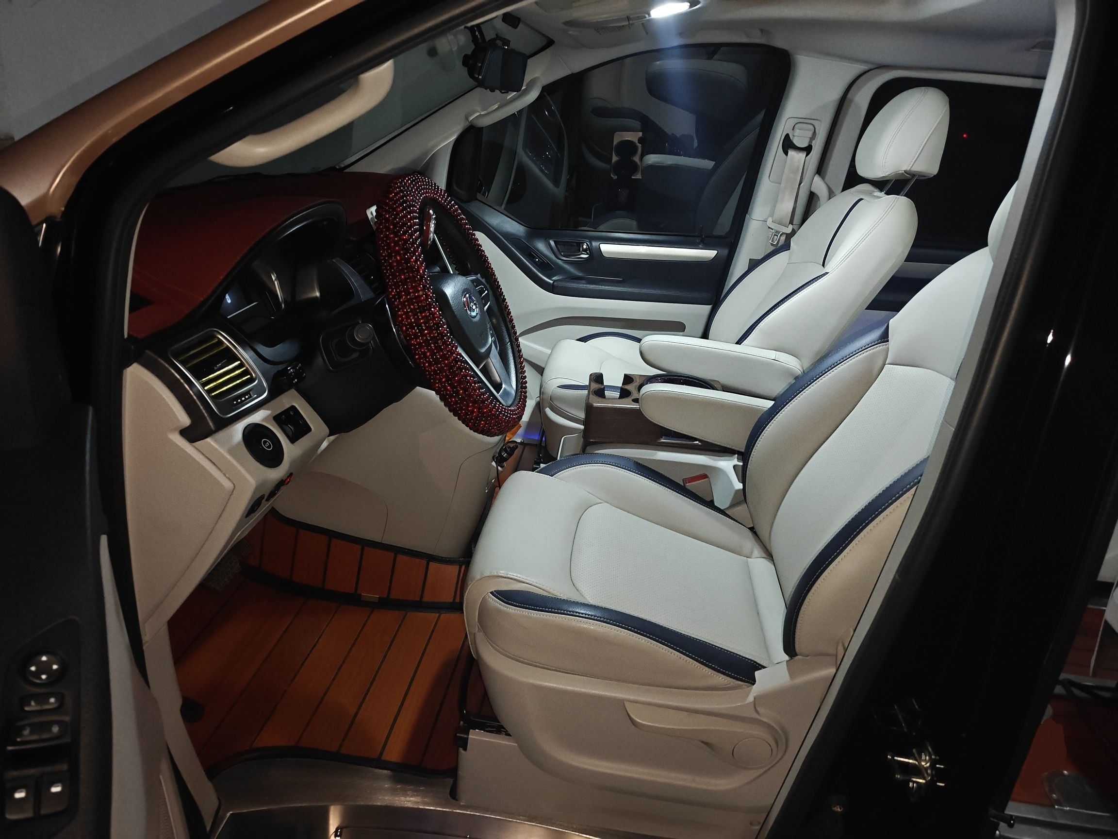 المقاعد الأمامية داخل السيارة