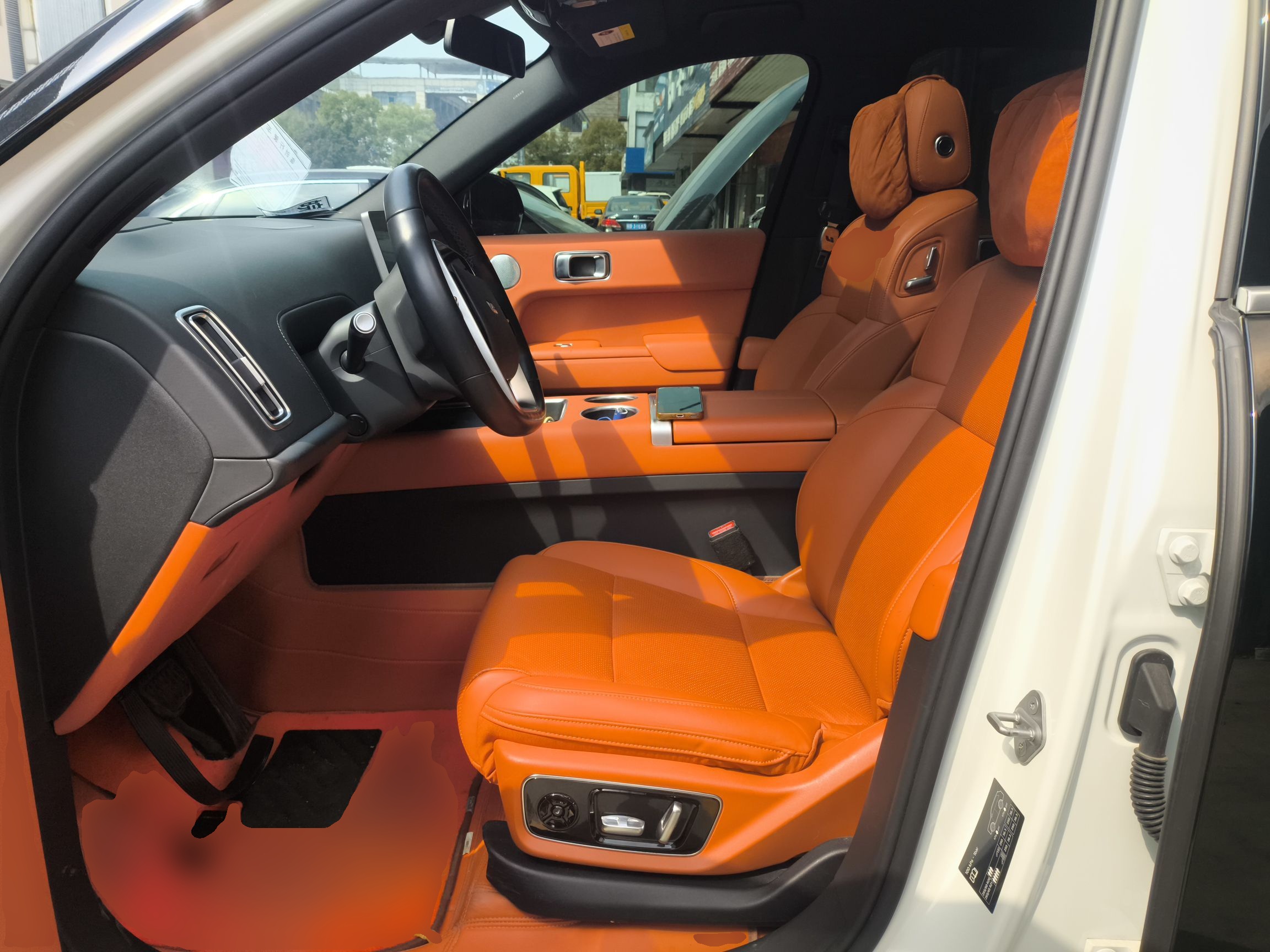 المقاعد الأمامية داخل السيارة