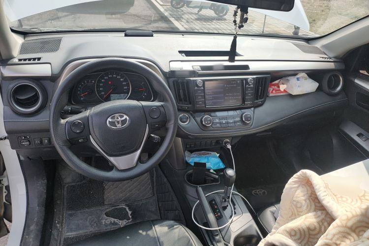 Used Toyota RAV4 2019 2.0L CVT Two-Wheel Drive Luxury Version China VI Standard Center Console