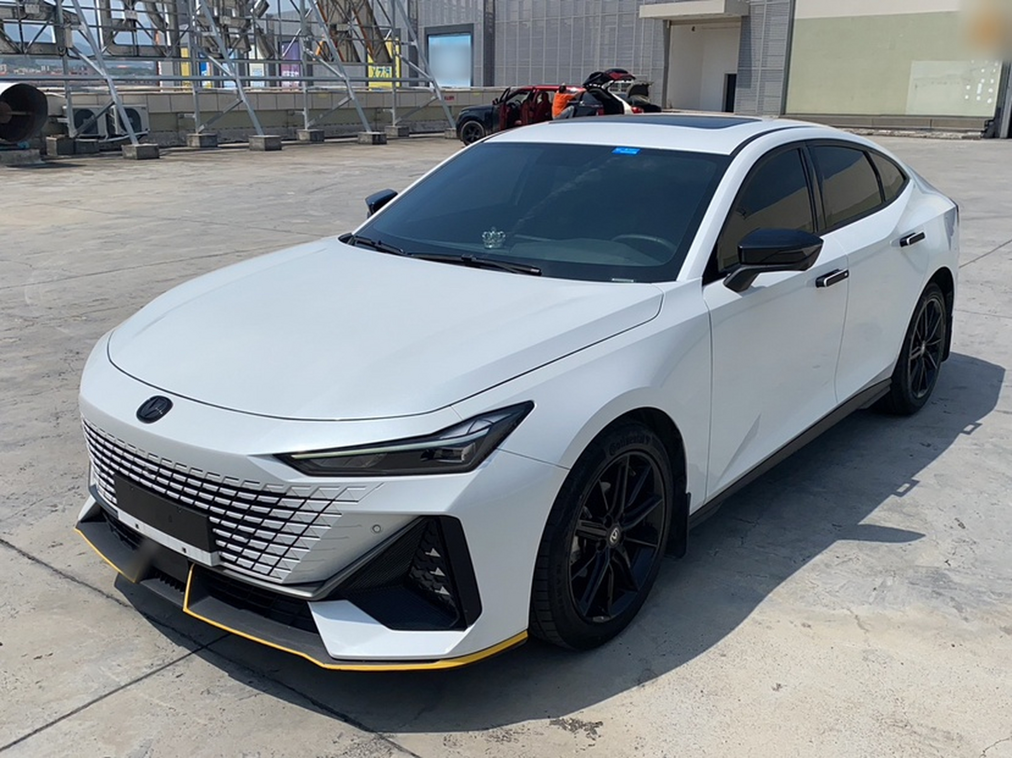 Под передней частью автомобиля