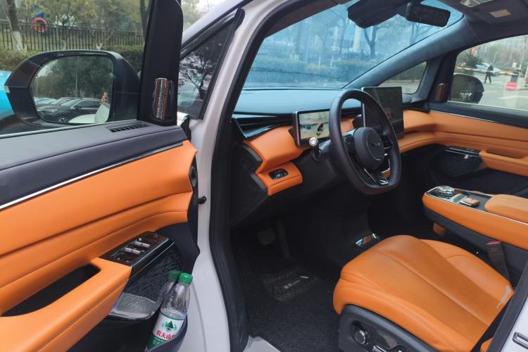 Used Geely Galaxy LEVC L380 2024 140-Degree 6-Seater All-Wheel-Drive Ultra