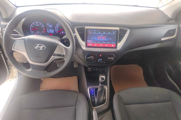 Used Hyundai Verna (new generation) 2016 1.4L Automatic Cool Edition GLS Center Console
