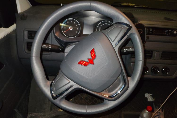 Used Wuling Yangguang 2024 300KM Comfort Version Passenger Van 75kW
