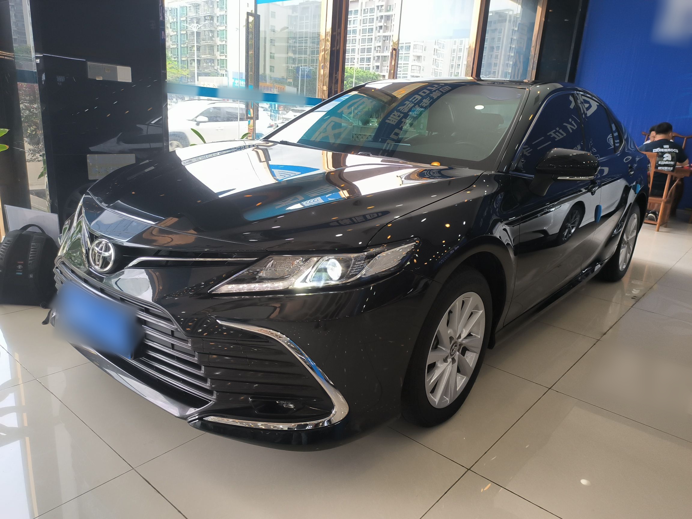 تحت مقدمة السيارة