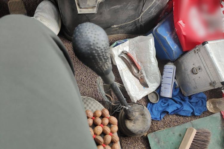 Used Iveco Daily 2020 2.5T A40 Passenger Van Dual Tires Mid-Roof Design 5-9 Seats China VI Emission Standard