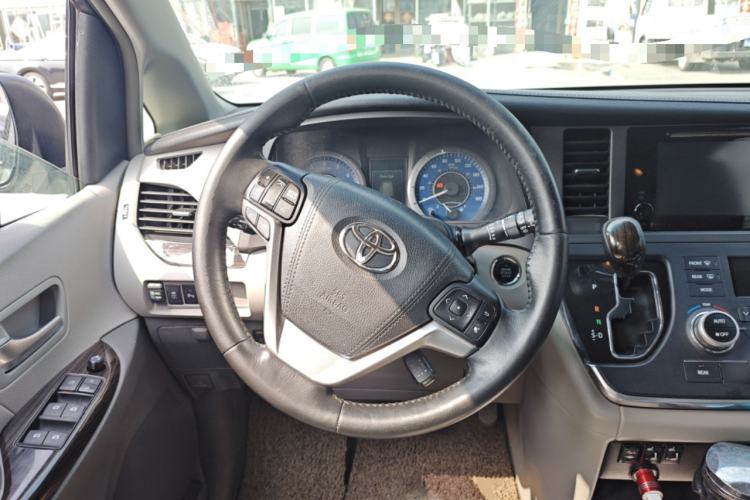 Used Toyota SIENNA 
