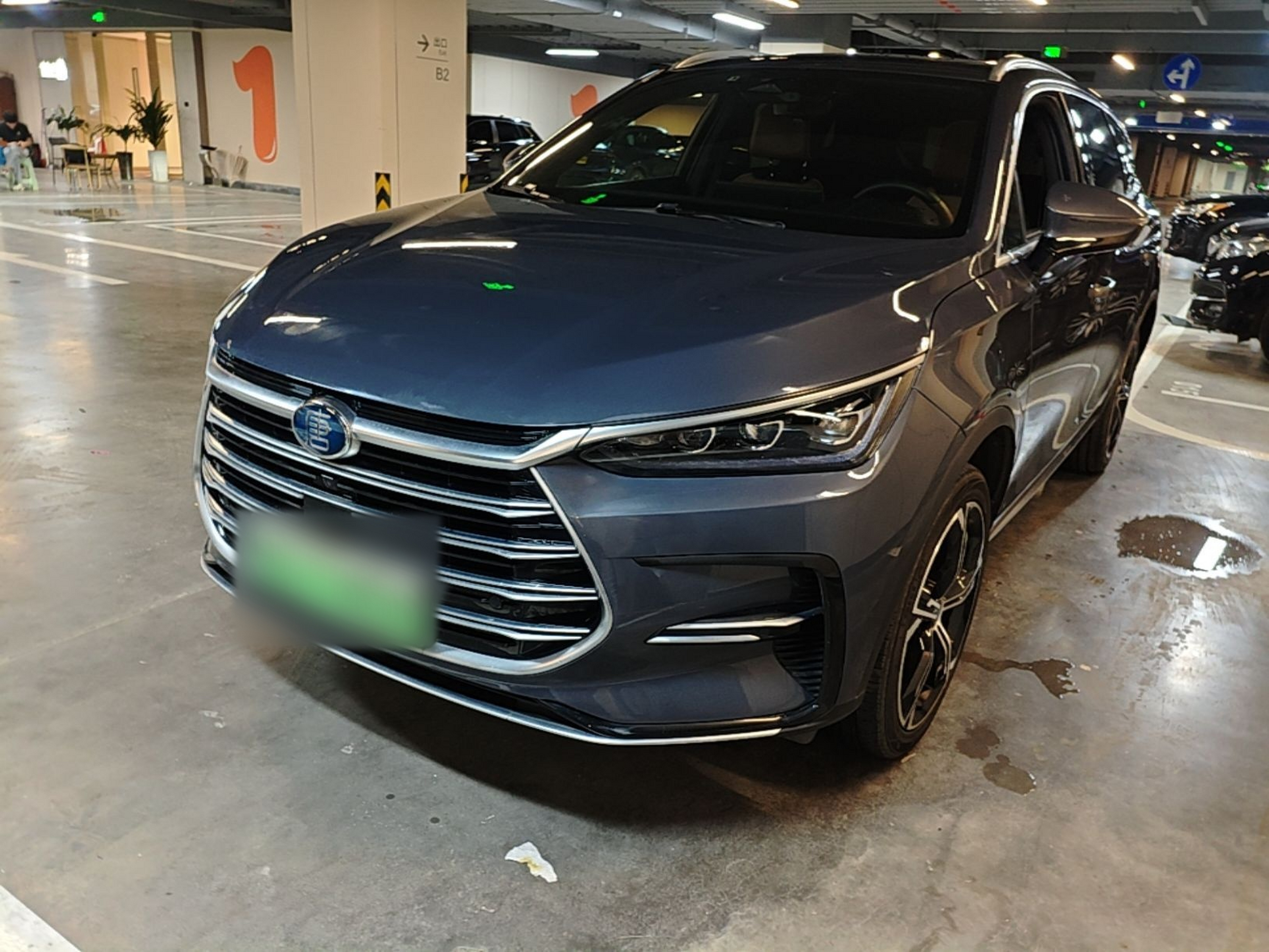 Под передней частью автомобиля