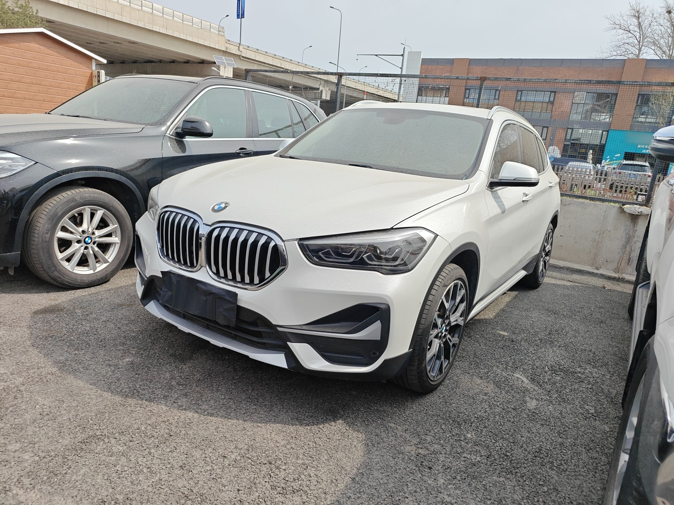 Под передней частью автомобиля