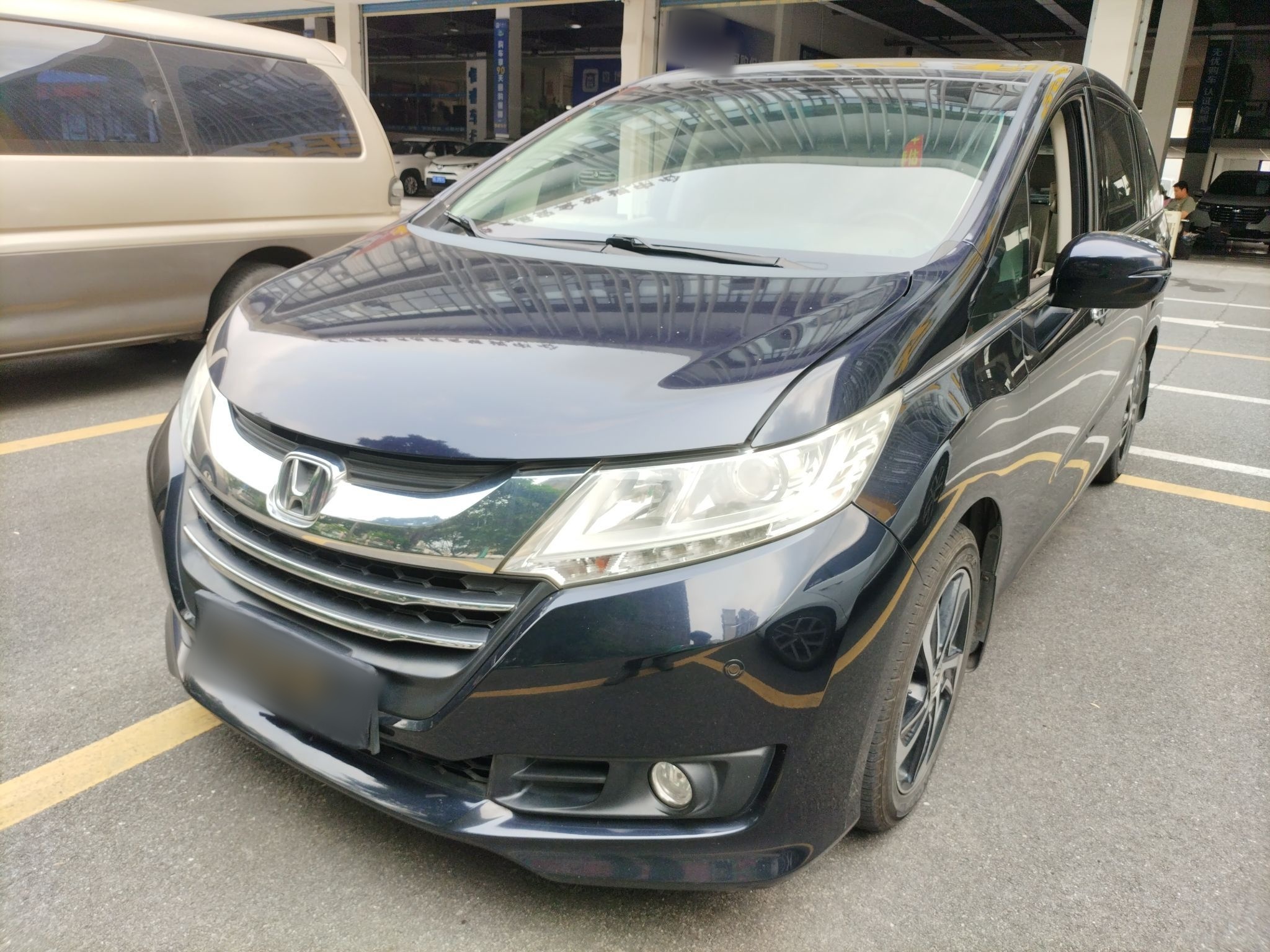 Под передней частью автомобиля