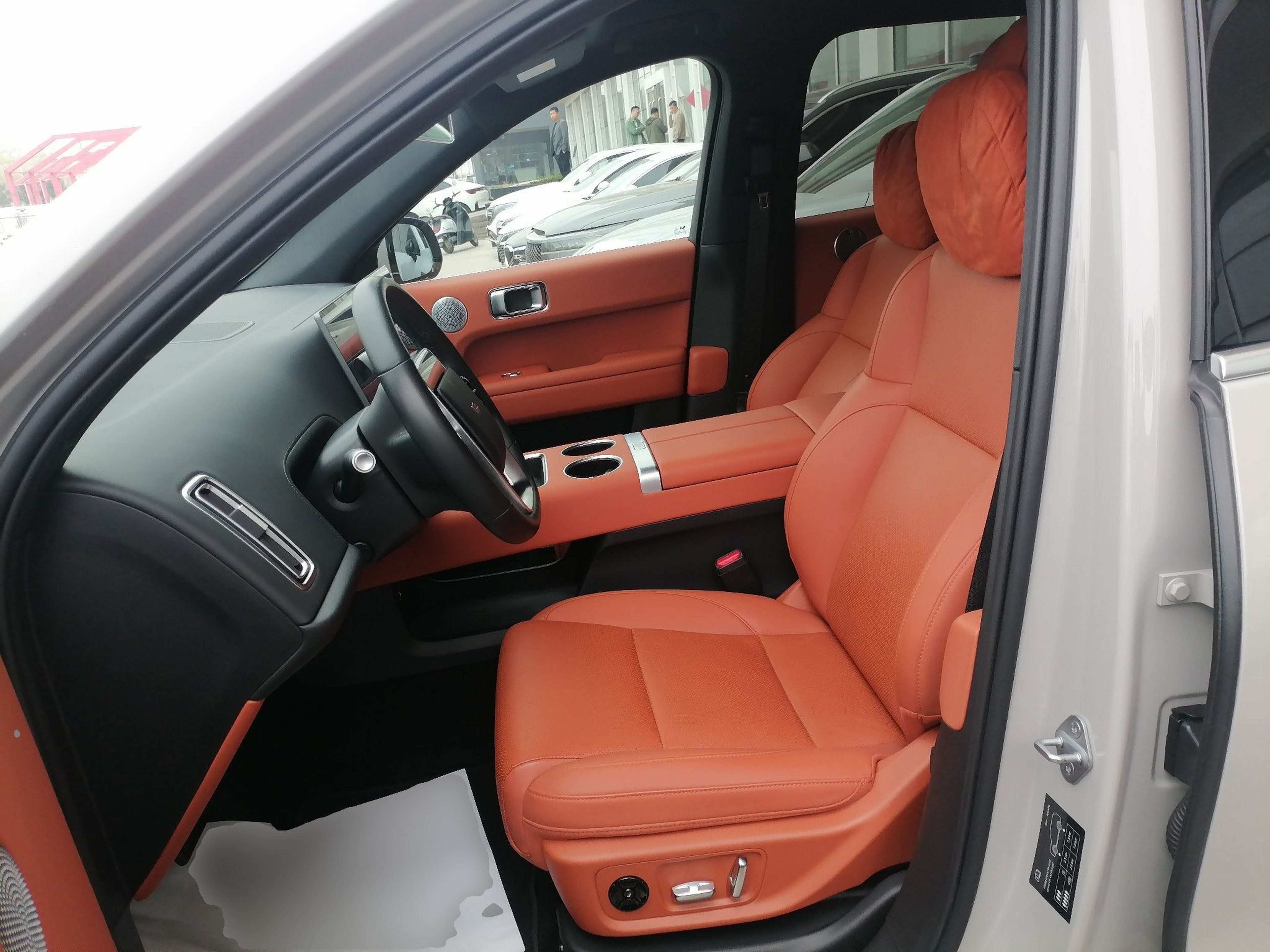 المقاعد الأمامية داخل السيارة