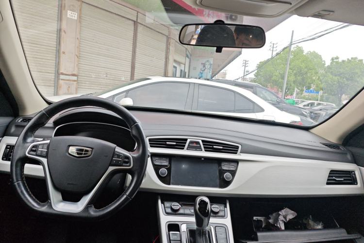 Used Geely Auto Emgrand X7 Sport 2018 1.8TD Automatic Two-Wheel Drive Smart Connect 4G Internet Edition Center Console