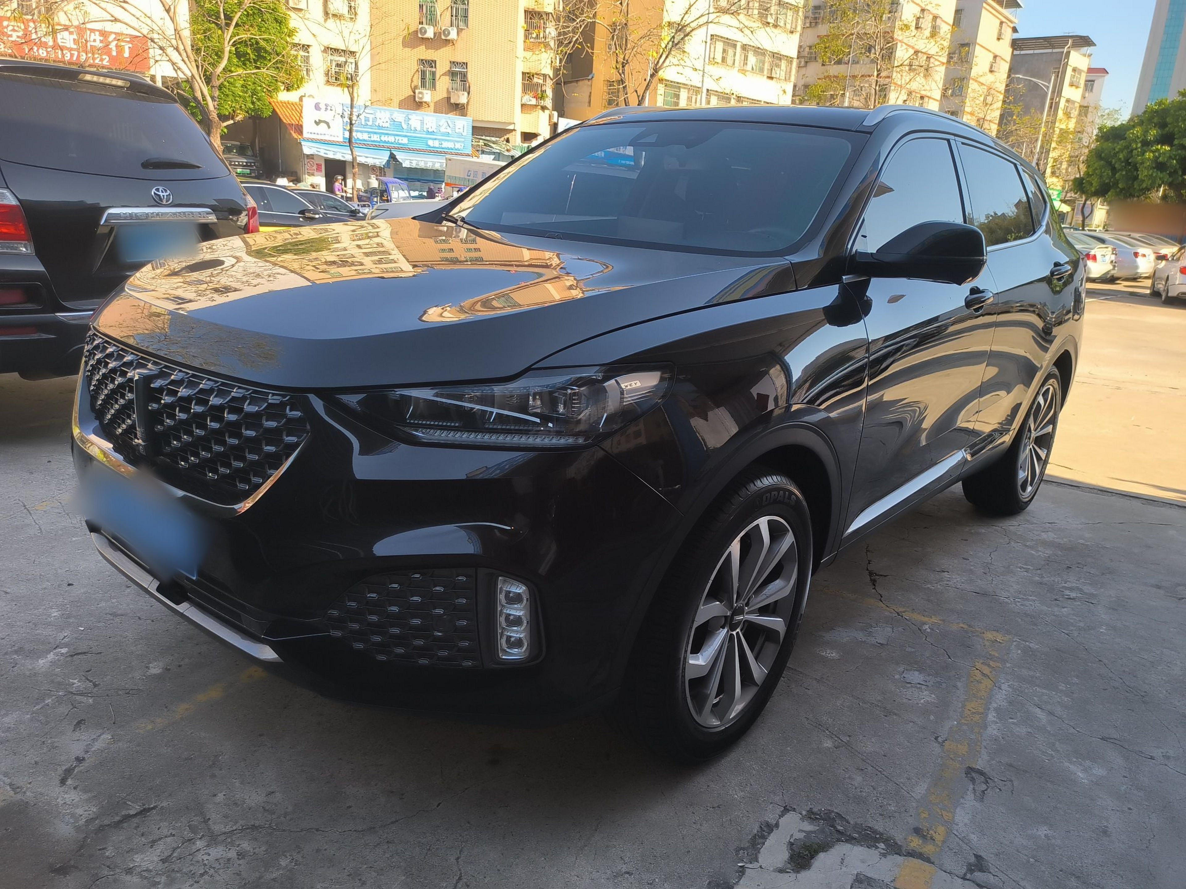 Под передней частью автомобиля