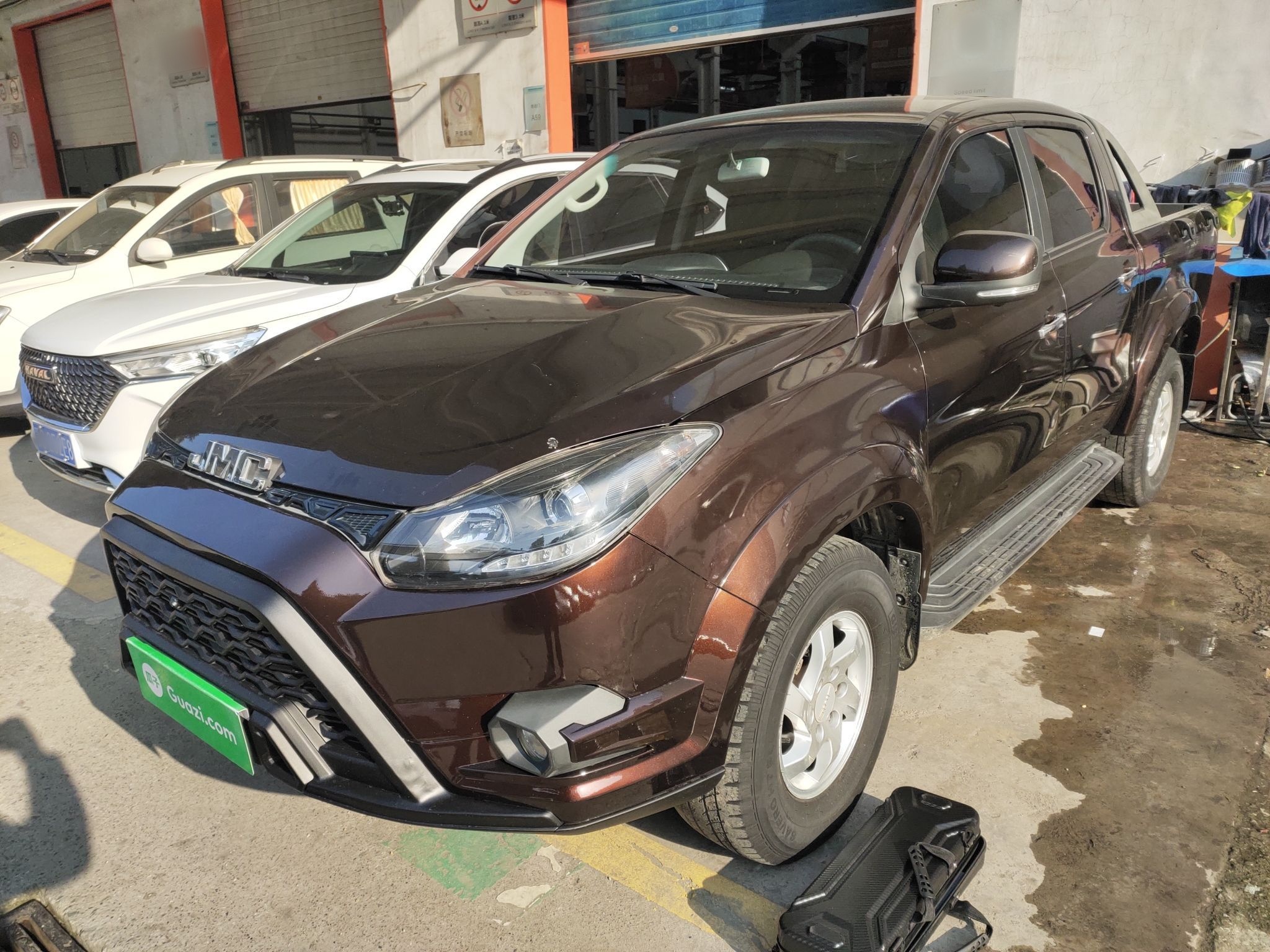 تحت مقدمة السيارة