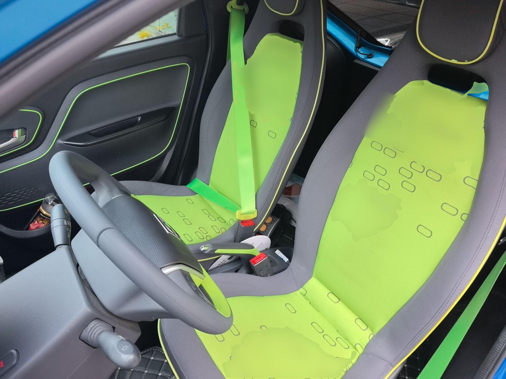 Переднее сиденье в автомобиле