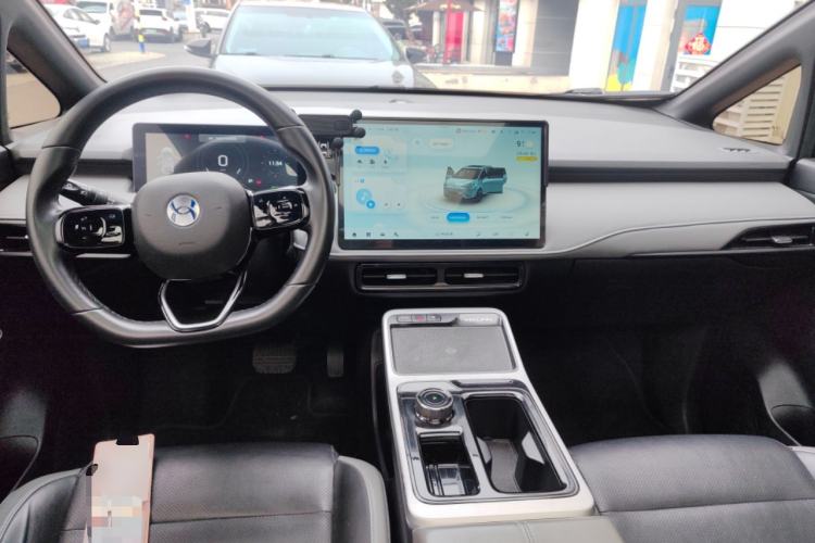 Used Hycan Z03 2022 510 km Range Trendy Cool Version 135 kW 63.98 kWh Center Console