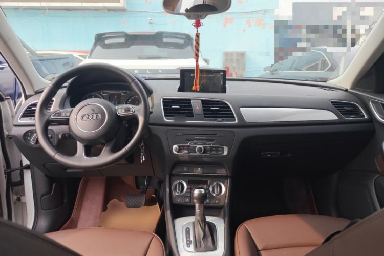 Used Audi Q3 2015 35 TFSI Comfort Model Center Console