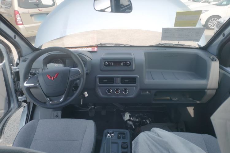 Used Wuling Yangguang 2024 300KM Comfort Version Passenger Van 75kW