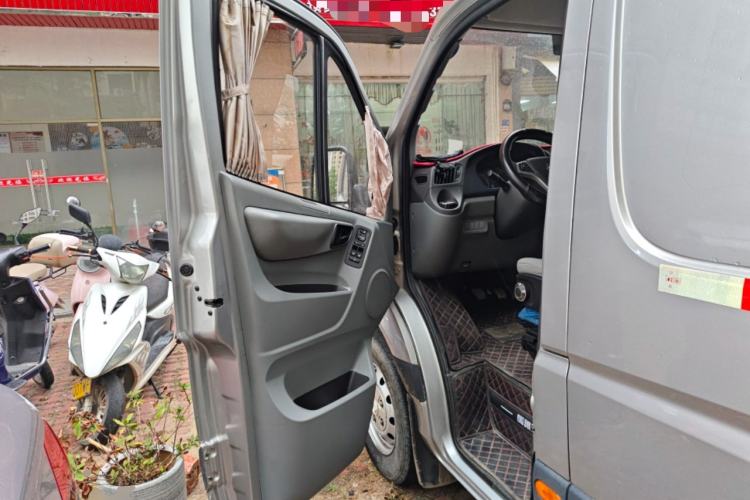 Used Foton Toano 2024 Tuyano Pro Van 2.0T Manual Rear-Wheel Drive Extended Wheelbase Mid-Roof Configuration Single Rear Tire 3-Seater
