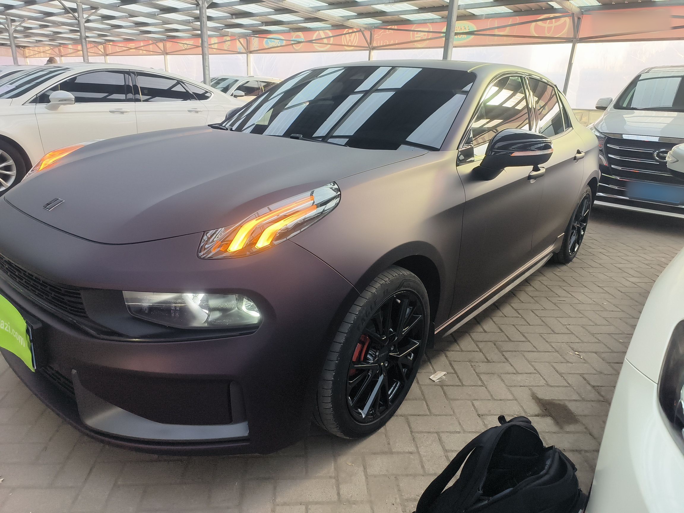 Под передней частью автомобиля