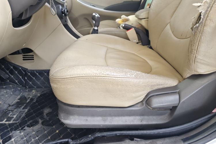 Used Hyundai Verna (older generation) 2010 Sedan 1.4L Manual Comfort GS Left Front Seat