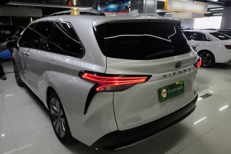 Used Toyota SIENNA 2023 2.5L Hybrid Deluxe Edition