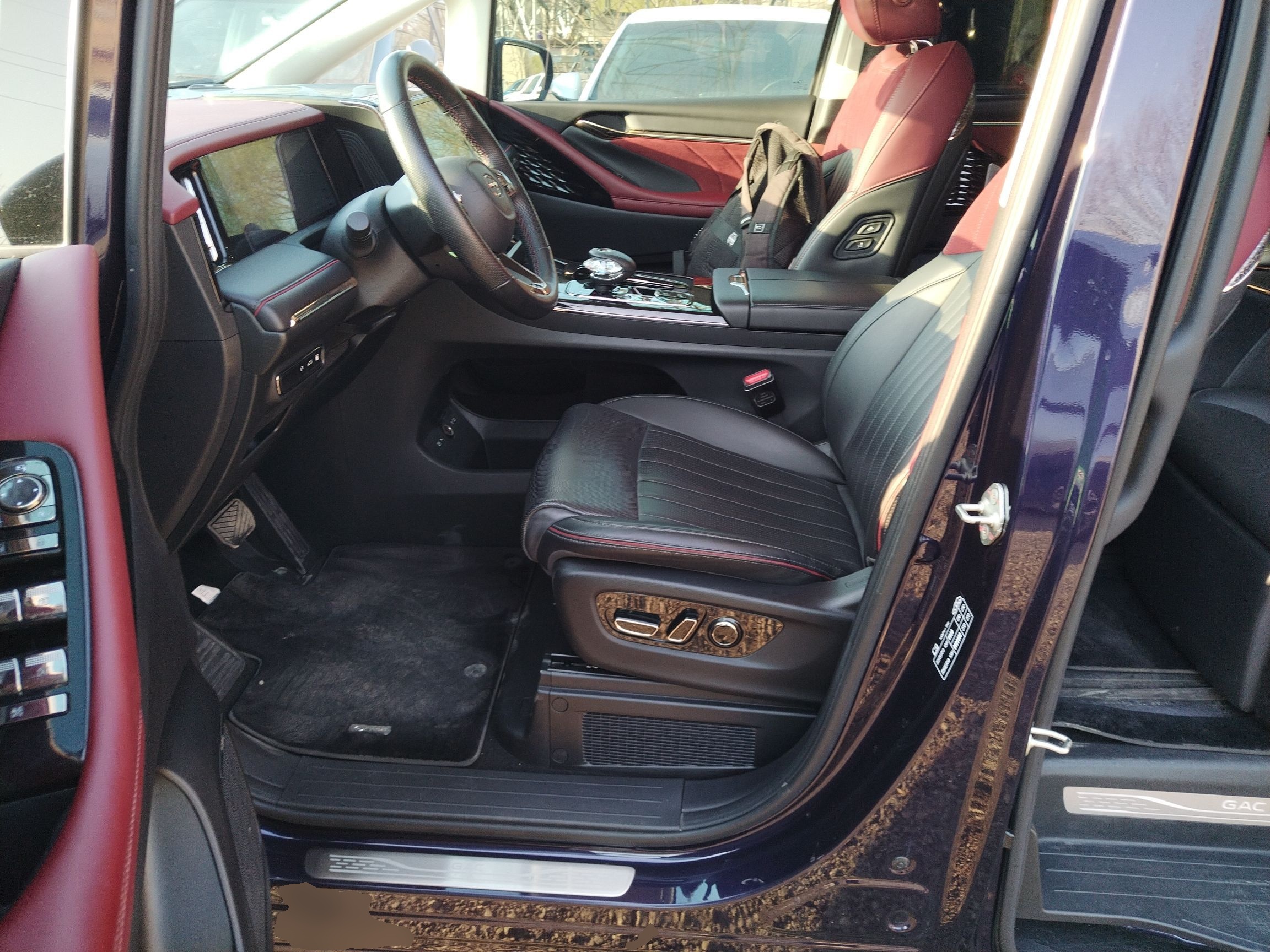 المقاعد الأمامية داخل السيارة