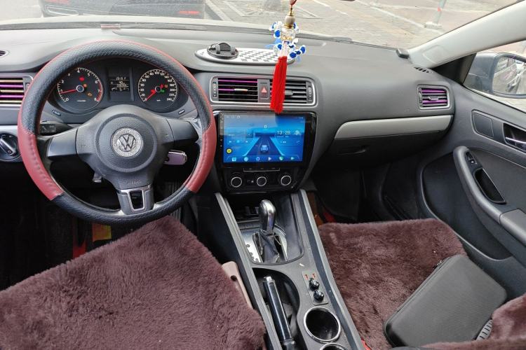 Used Volkswagen Sagitar 2014 1.6L Automatic Comfort Model Center Console