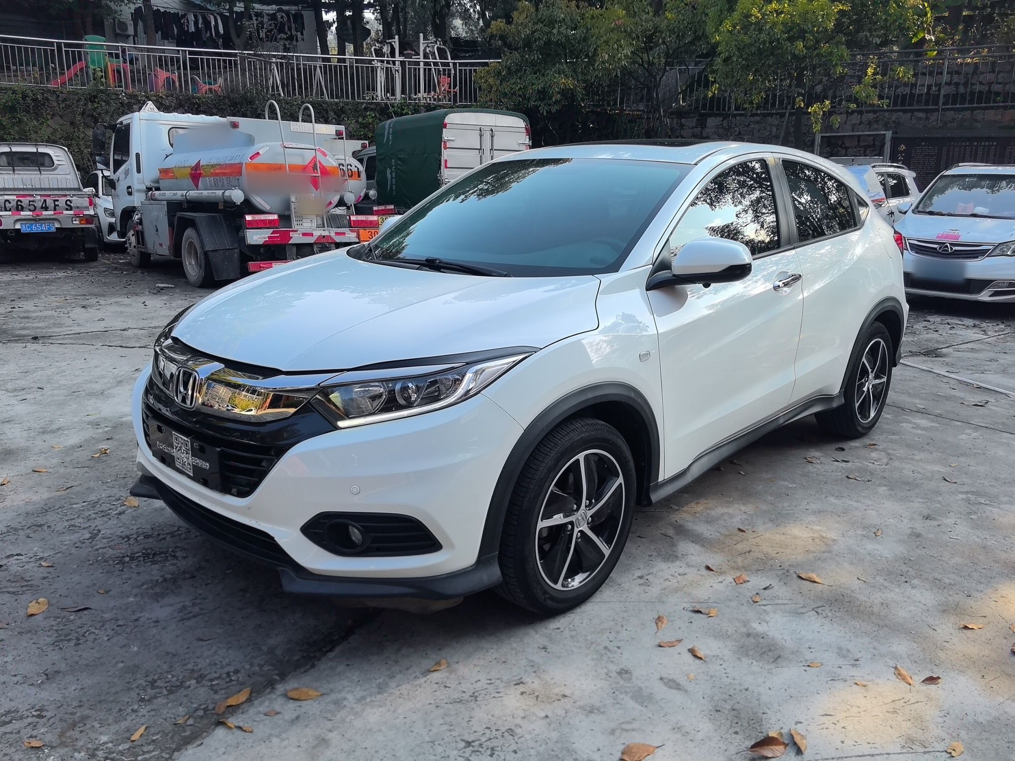 تحت مقدمة السيارة