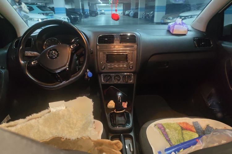 Used Volkswagen Polo 2016 1.6L Automatic Comfort Model Center Console