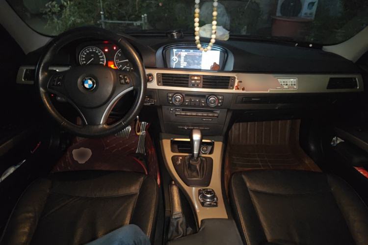 Used BMW 3 Series 2010 320i Luxury Model Center Console