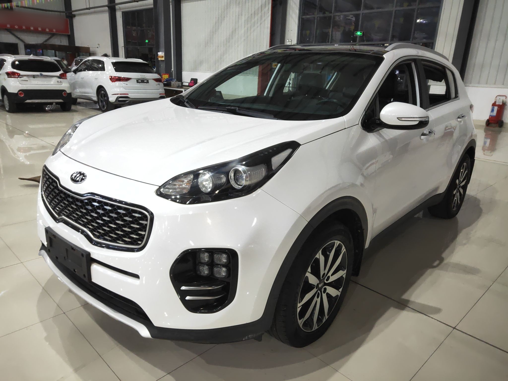 تحت مقدمة السيارة