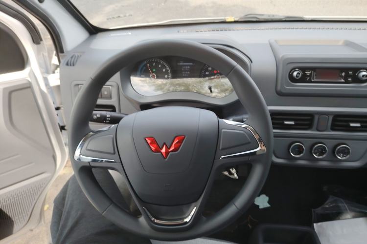 Used Wuling Yangguang 2024 300KM Comfort Version Passenger Van 75kW