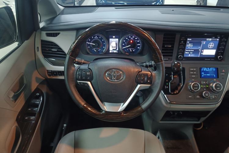 Used Toyota SIENNA 2018 3.5L Two-Wheel Drive SE U.S. Specification