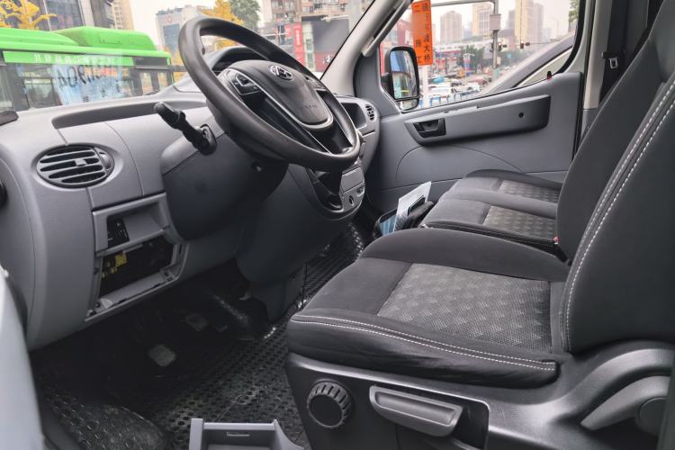 Used SAIC MAXUS Xintu V80 2019 2.5T Classic Model 6-Speed Manual – Aoyuntong Modified Version Short Wheelbase Ultra-Low Roof 5/6 Seats
