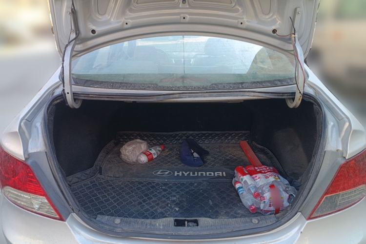 Used Hyundai Verna (older generation) 2010 Sedan 1.4L Manual Comfort GS Trunk