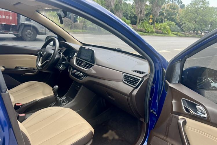 Used Baojun 310W 2017 1.5L Manual Fashion Model China V
