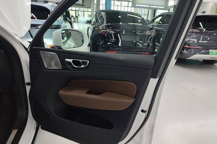 Used Volvo XC60 New Energy 2025 Plug-in Hybrid Long-Range All-Wheel Drive Smart Luxury Edition
