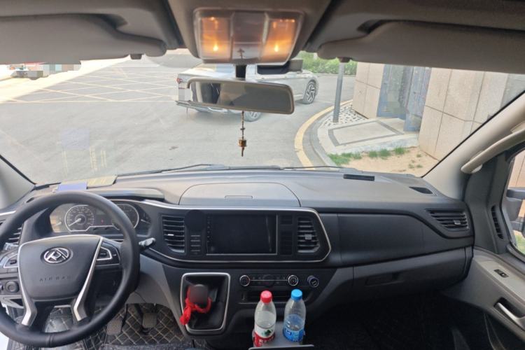 Used SAIC MAXUS Xintu V80 2021 2.0T Manual Classic Aoyuntong 127 PS Mid-axle Mid-roof 6/7/8/9-Seater Center Console