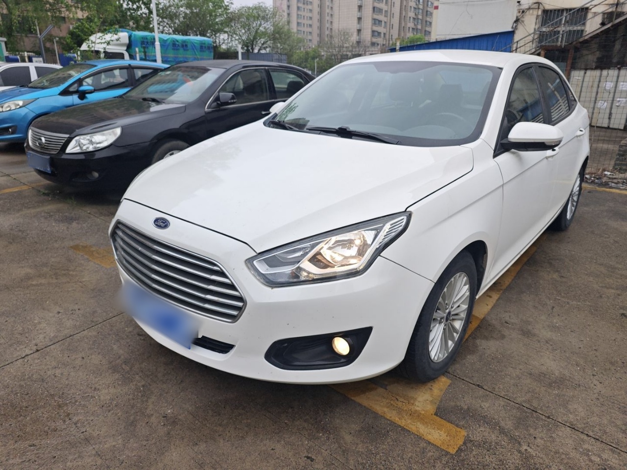 تحت مقدمة السيارة