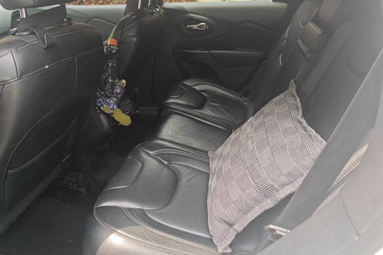 Used Jeep Cherokee 2014 2.4L Luxury Edition Left Rear Seat