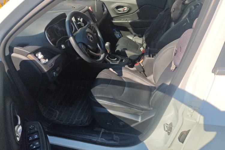 Used Jeep Cherokee 2017 2.0L Superior Edition Left Front Seat