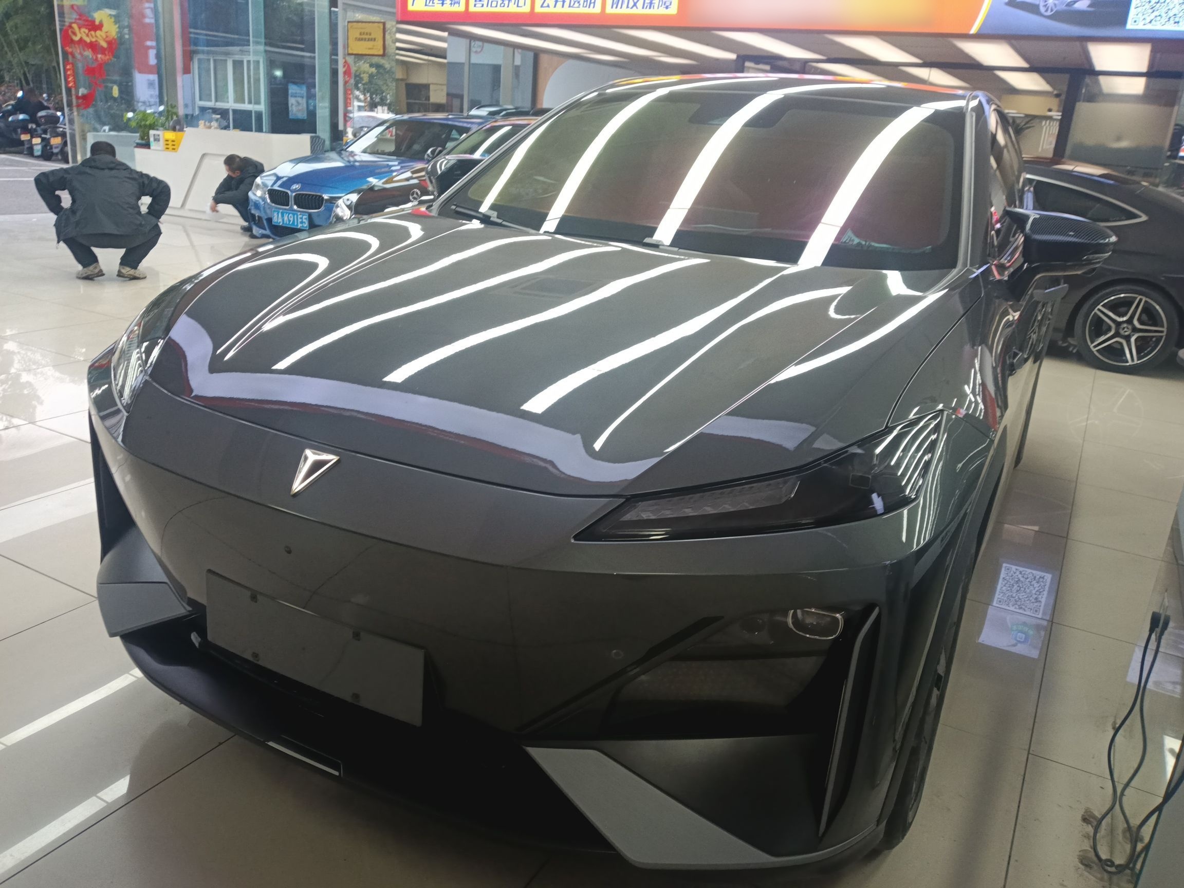 تحت مقدمة السيارة