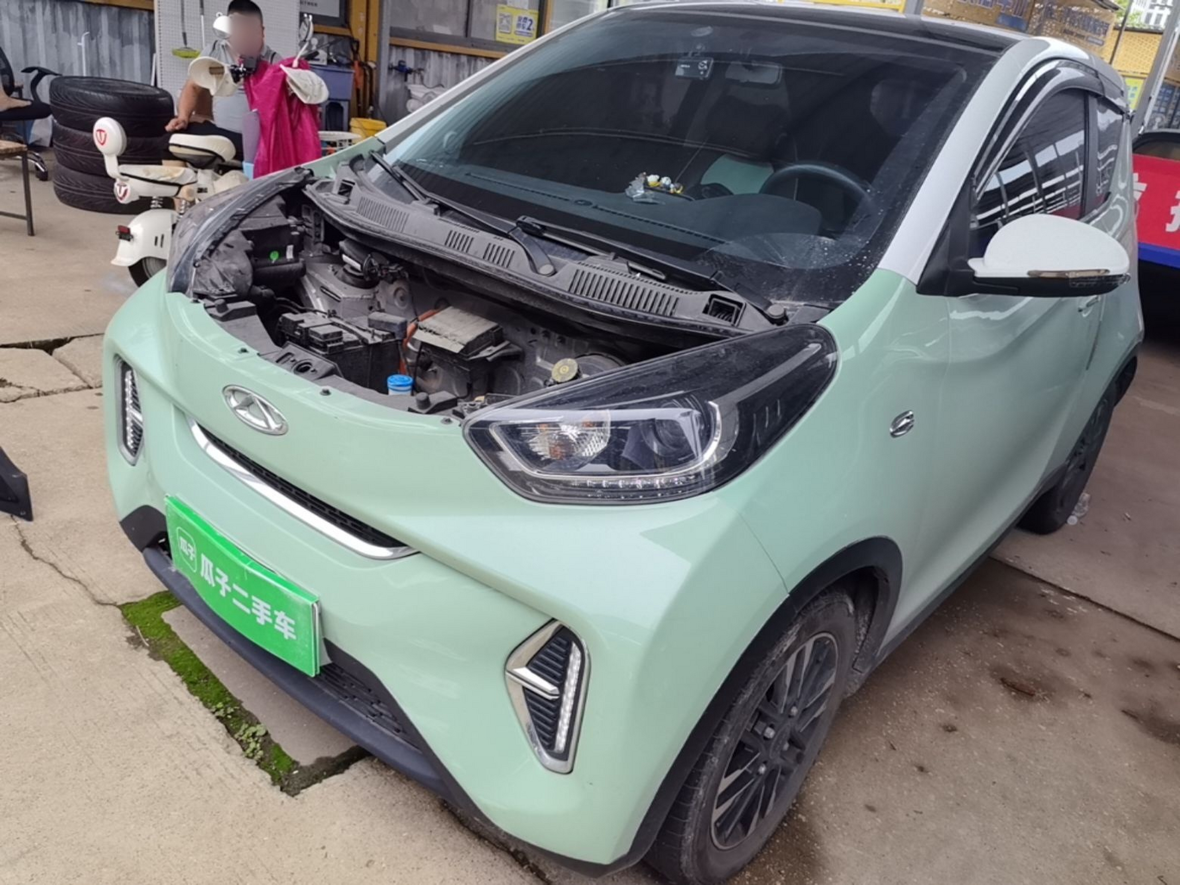 Под передней частью автомобиля