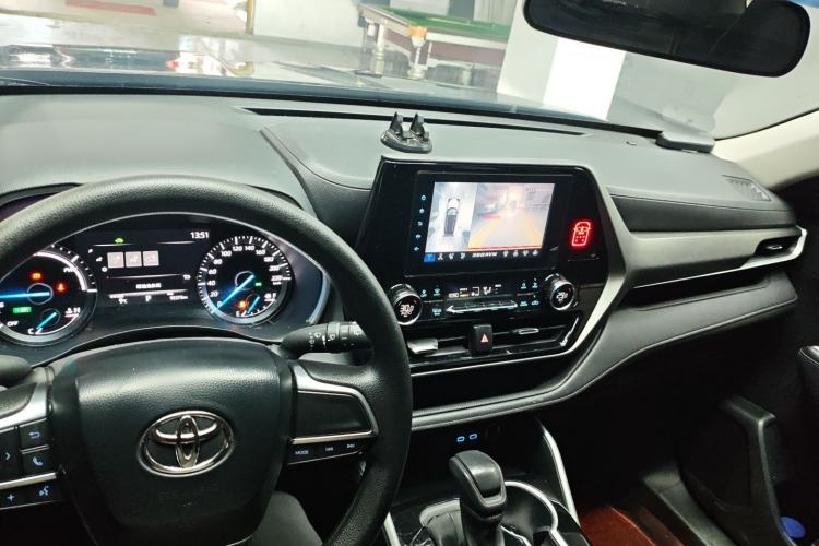 Used Toyota Highlander 2022 Dual-Engine 2.5L 4x4 Elite Edition 7-Seater Center Console