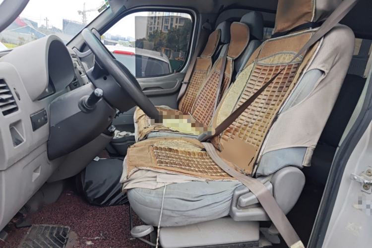 Used Dongfeng Yufeng 2014 2.5T YuliBao Logistics Vehicle Low-Trim Version with Short Wheelbase and Mid-Roof Design – ZD25 Left Front Seat