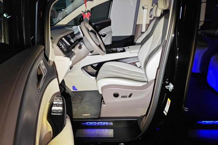 Used Denza D9 2022 DM-i 970 Four-Wheel Drive Flagship Model
